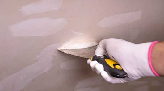 Préparer mur intérieur abimé avant peinture avec un artisan local dans le 91 Préparer mur intérieur abimé avant peinture avec un artisan local dans le 91