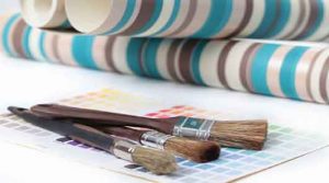 Pose de papier peint motif floral dans une chambre