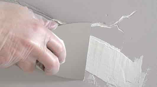 Réviser grosses les lézardes fissures dans le mur intérieur plâtre