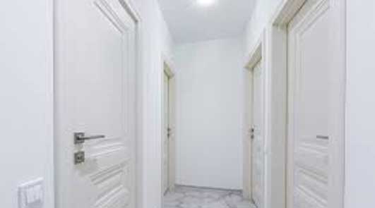 Peindre couloir en Essonne dans le 91 avec peinture gris perle moderne