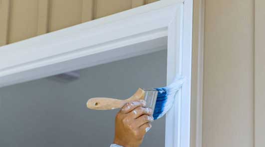 Peindre encadrement porte déjà peint